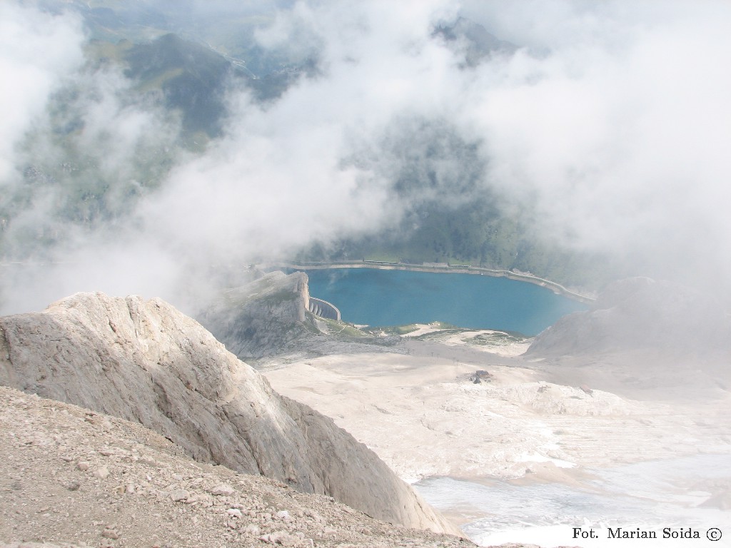 Jezioro Fedaia ze szczytu Marmolady