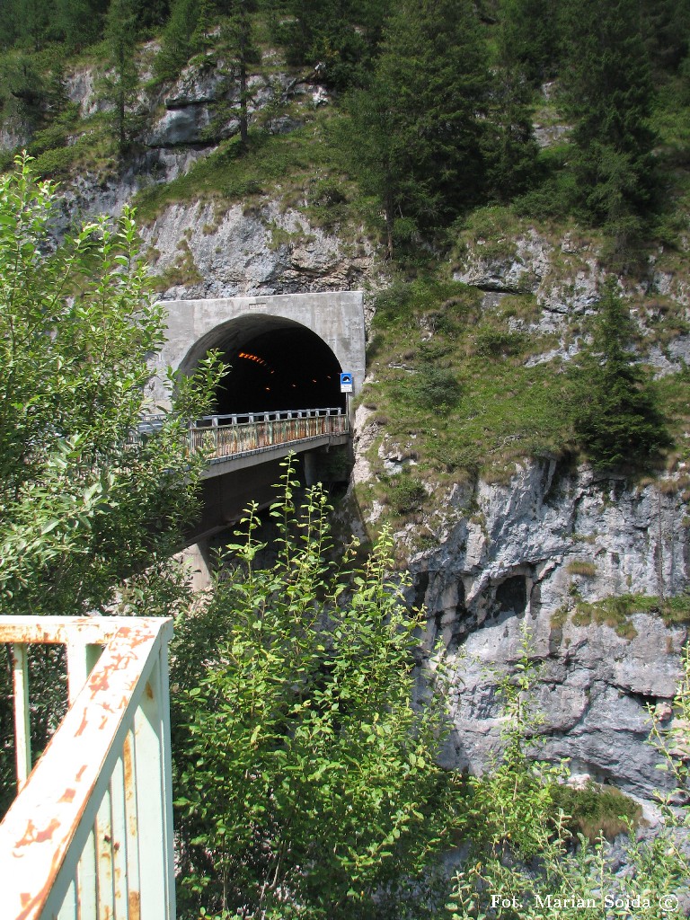 Mostek i tunel nad wąwozem Sottoguda