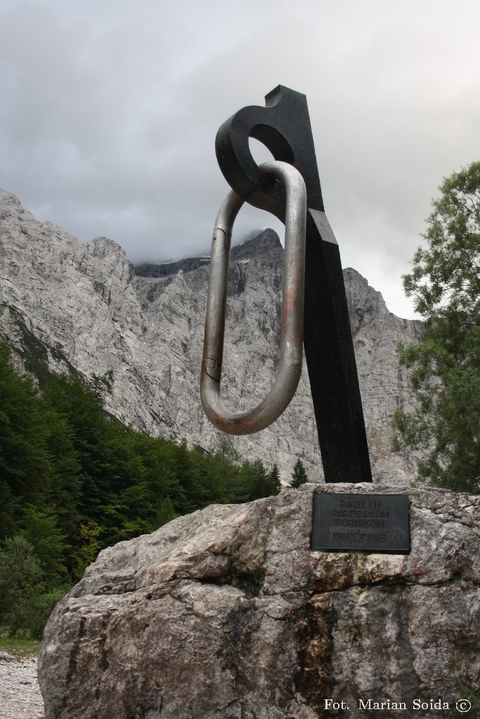 Pomnik górali partyzantów w dolinie Vrata