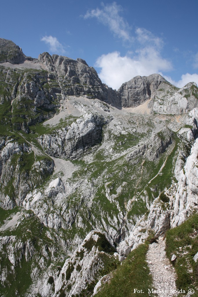 Bovški Gamsovec z drugiej strony przełęczy Luknja