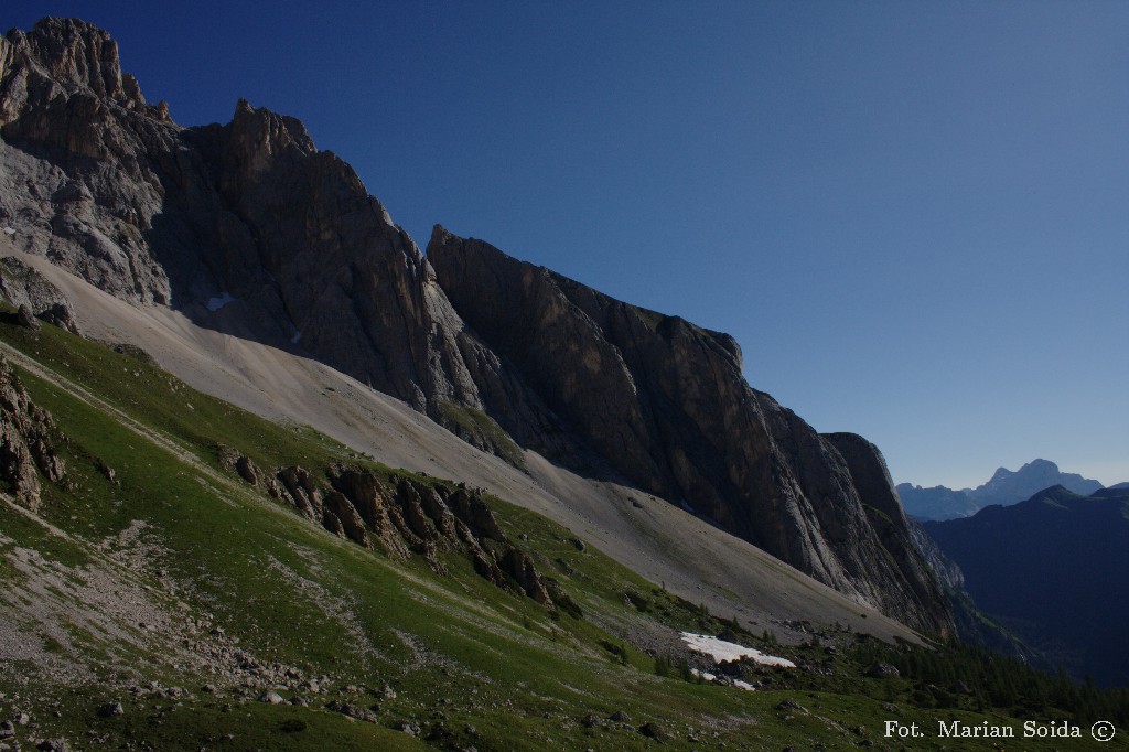 Zbocza Monte Fop z Doliny Franzedaz