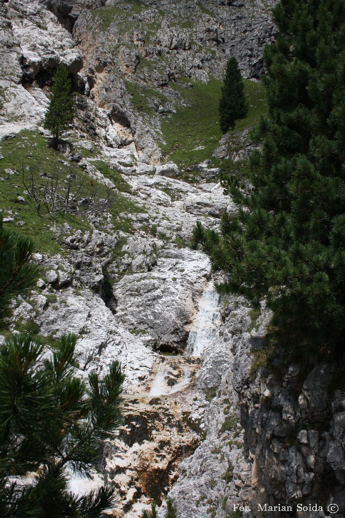 Kaskada wodospadów z doliny Lasties