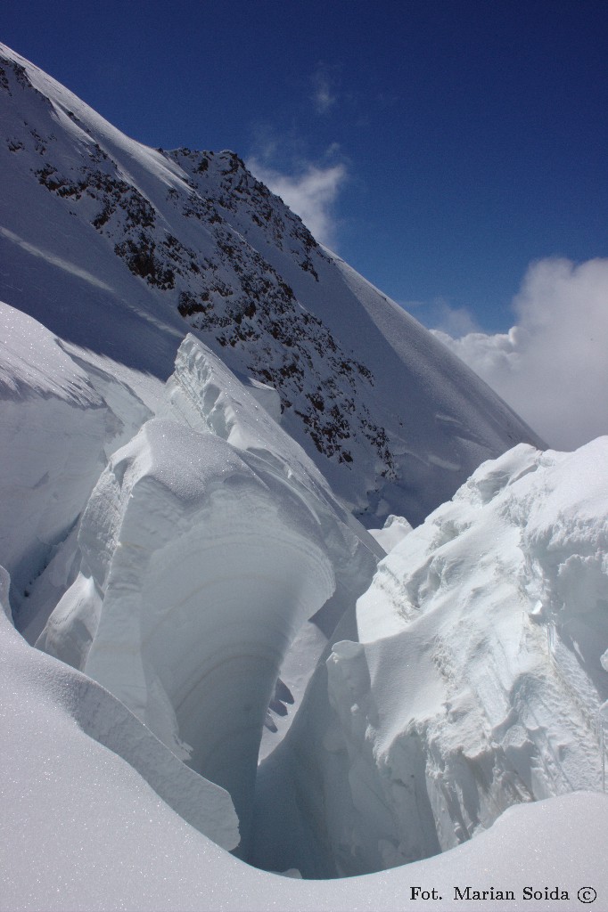 Szczeliny w lodowcu Monte Rosa