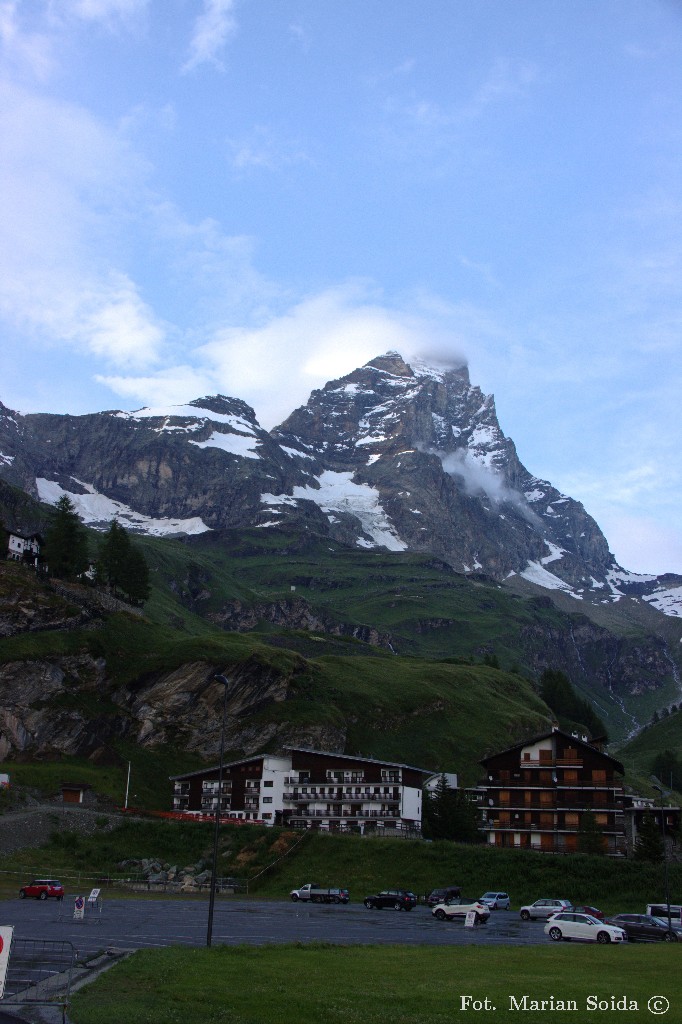 Matterhorn z parkingu w Breuil-Cervinia