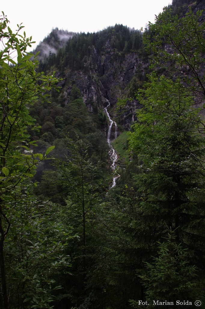 Wodospad przy wejściu do wąwozu Höllental