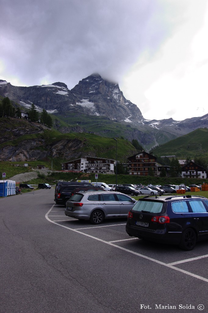 Pierwszy widok Matterhornu z parkingu w Breuil-Cervinia