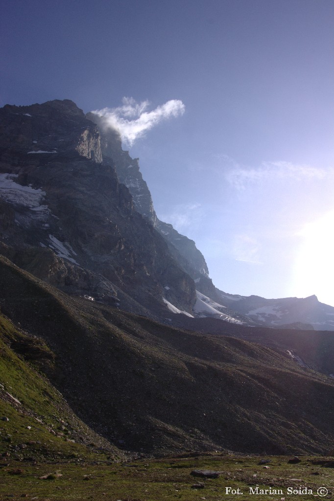 Matterhorn o poranku z obozu nad schroniskiem Orionde