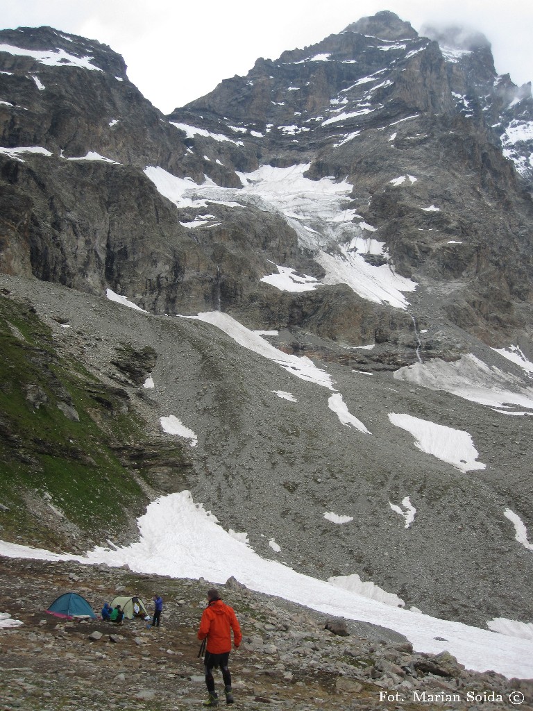 Base Camp z widokiem na Pic Tyndall i Matterhorn
