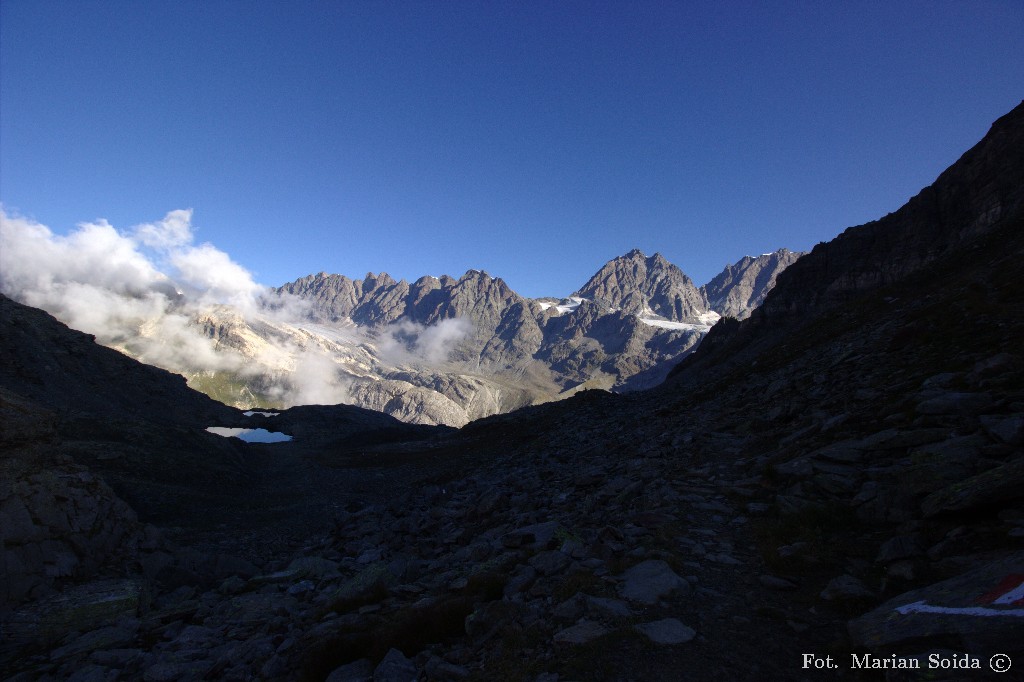 Za przełęczą Bochetta delle Forbici widok na Piz Roseg, Piz Scerscen i Piz Bernina