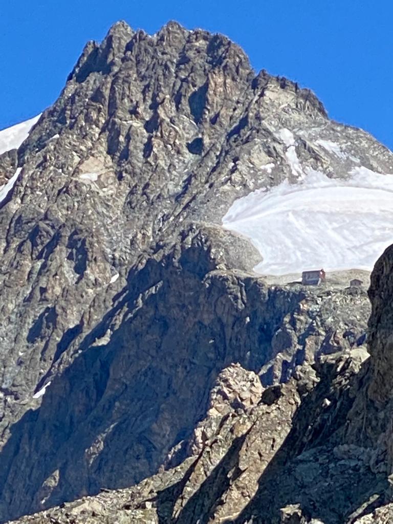 Zbiżenie na schronisko Marco e Rosa pod Piz Bernina