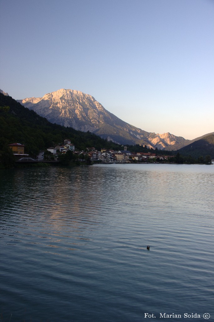 Jezioro Barcis z widokiem na miejscowość Barcis
