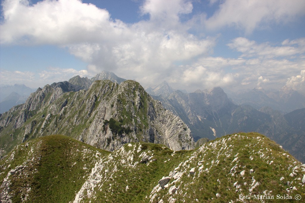 Widok ze szczytu na grań w kierunku Monte Messer