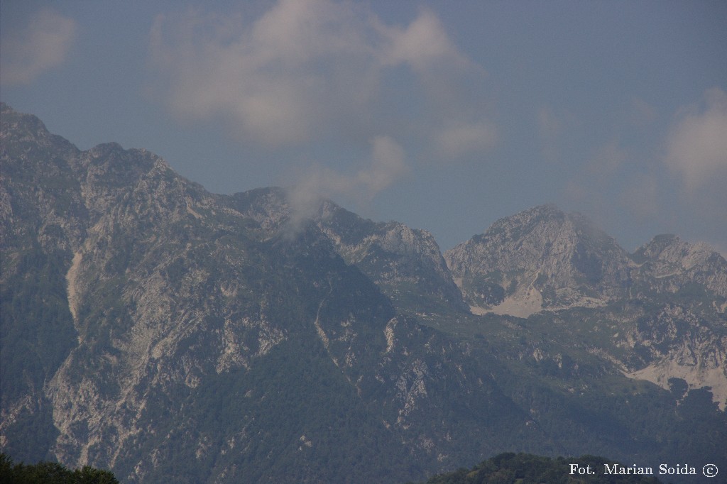 Zbliżenie na Monte Pianina (w środku)
