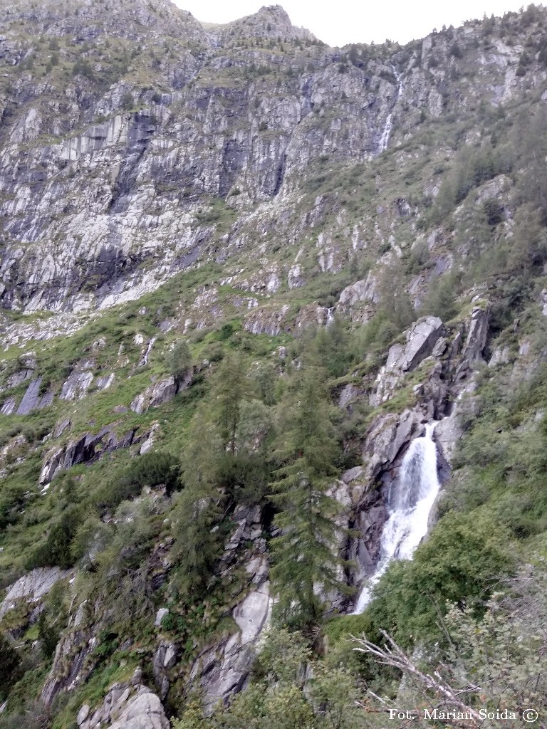 Wodospad na potoku Remulo z podejścia z Val Malga