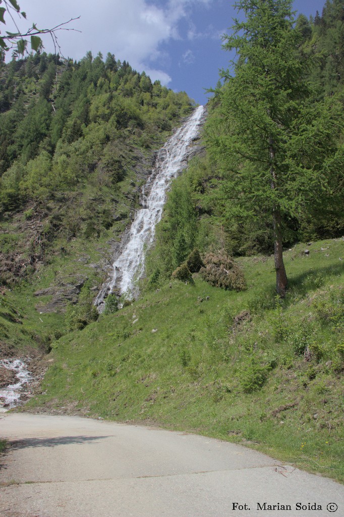 Jeden z licznych wodospadów (Rossfall)