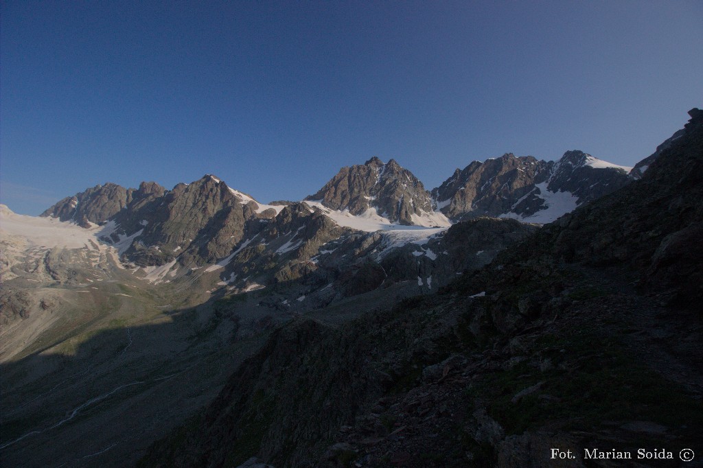 Pizzo Sella, Piz Roseg, Monte Scerscen i Piz Bernina z okolicy Lago Musella