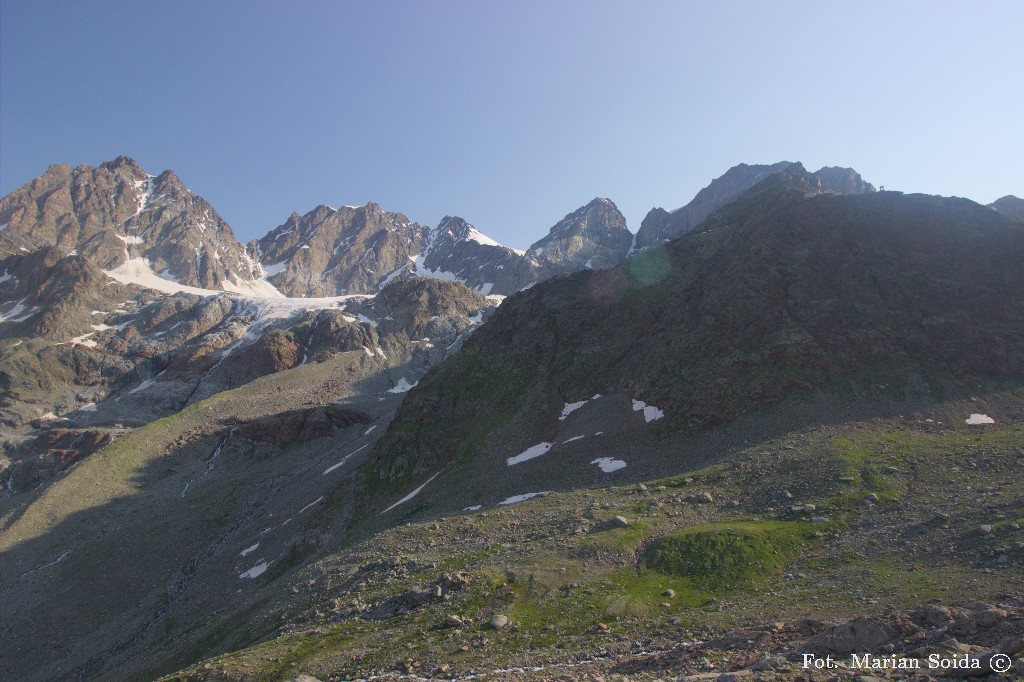 Ostatni widok Piz Roseg, Monte Scerscen, Piz Bernina, Crast Agüzza, Piz Argient, Piz Zuppo z przełączki nad schroniskiem Carate