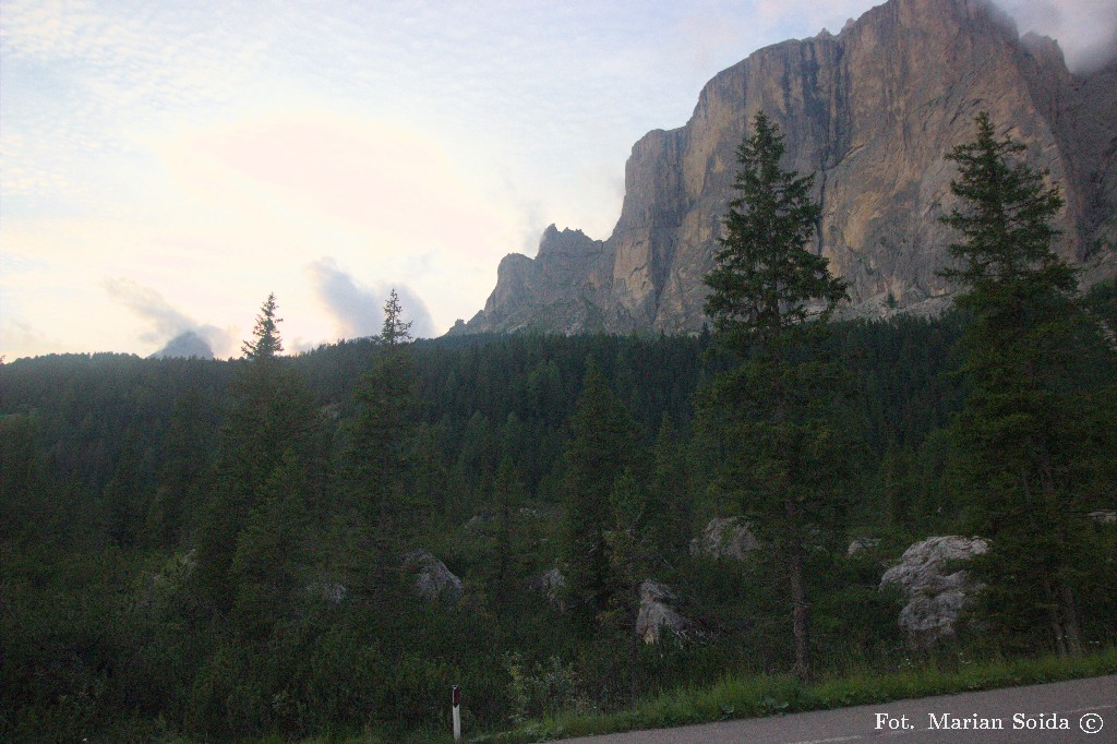 Wieczorny widok na Torri di Sella z Pian Schiavanes