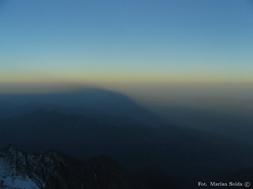 Cień Mt. Blanc na porannym zamglemiu