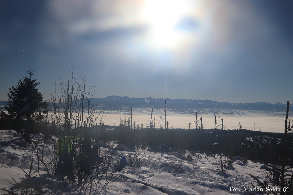 Tatry za zalanym mgłą Podhalem