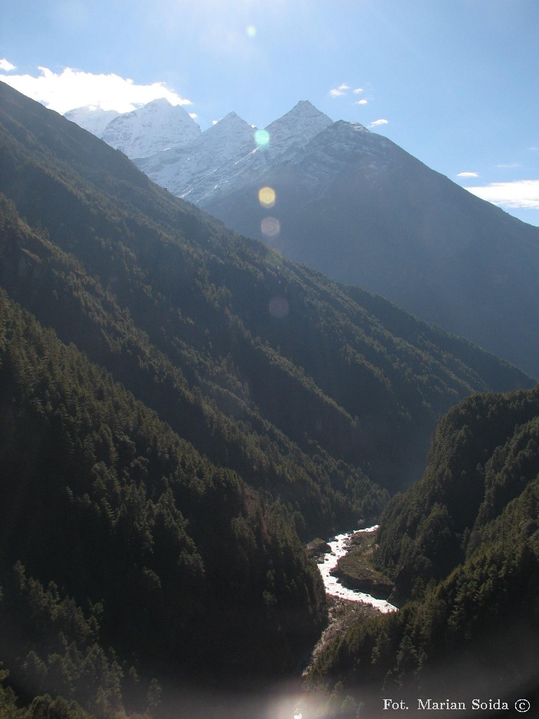 Kusum Kangguru (6215) i Phakding Danda (5293) i dolina Dudh Koshi
