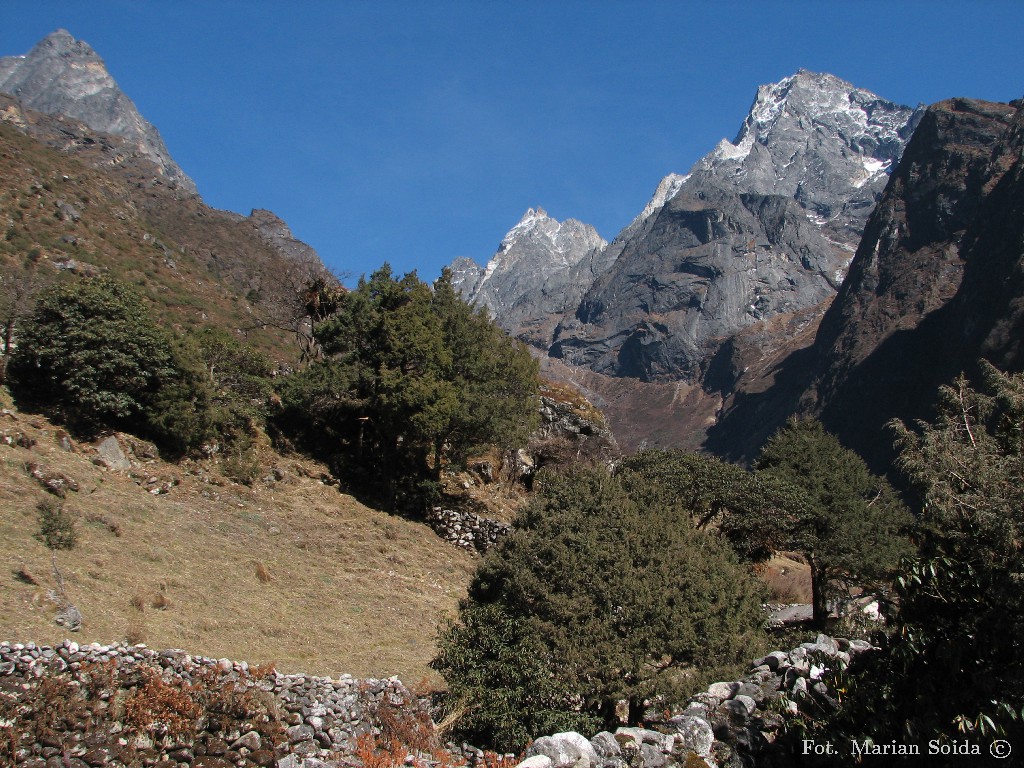 Dolina Kyajo Khola i Khumbila (5761) z drogi do Thamo
