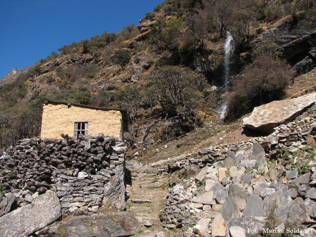 Wodospad obok wsi Thamo