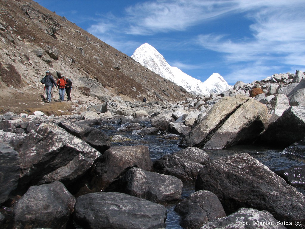 Pumo Ri (7165), Lingtren (6749) z Doliny Khumbu