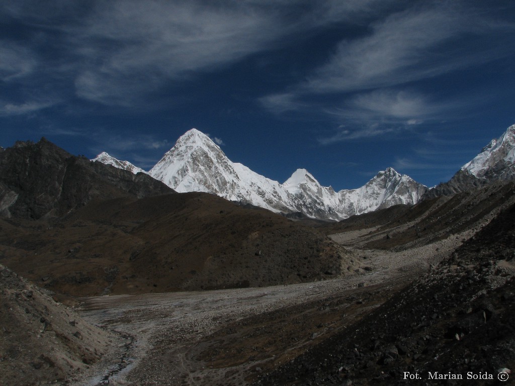 Changri (6027), Pumo Ri (7165) Lingtren (6749) i Khumbutse (6665) z moreny lodowca Khumbu