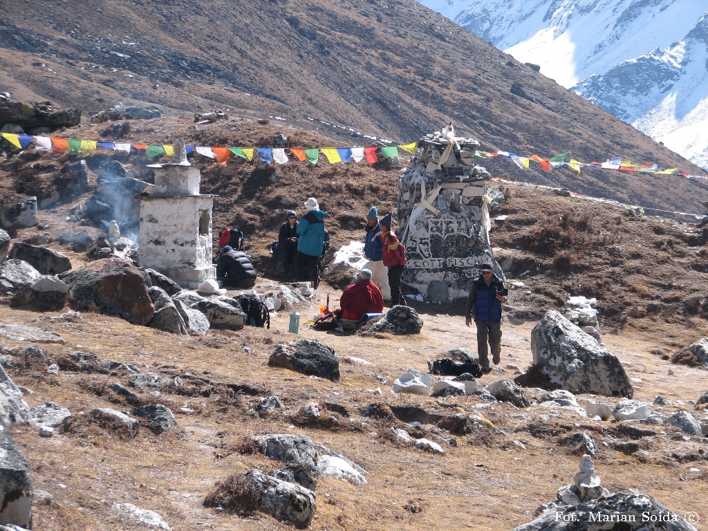 Lama na modlitwie przy stupach nad Dughlą