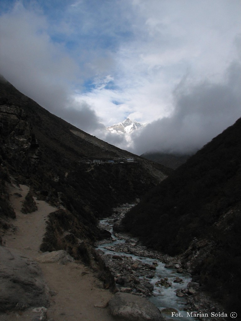 Dolina Imja Khola i Lhotse (8516) z okolicy Pangboche
