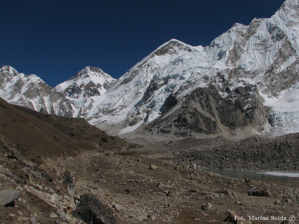 Changtse (7553), zbocza Everestu i Nuptse z Gorak Shep