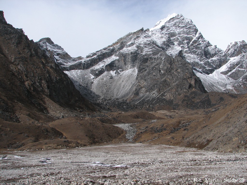 Dolina Khumbu i Lobuche Peak (6145) z okolicy Lobuche