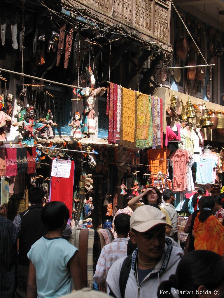 Liczne sklepy przy ul. Makhan