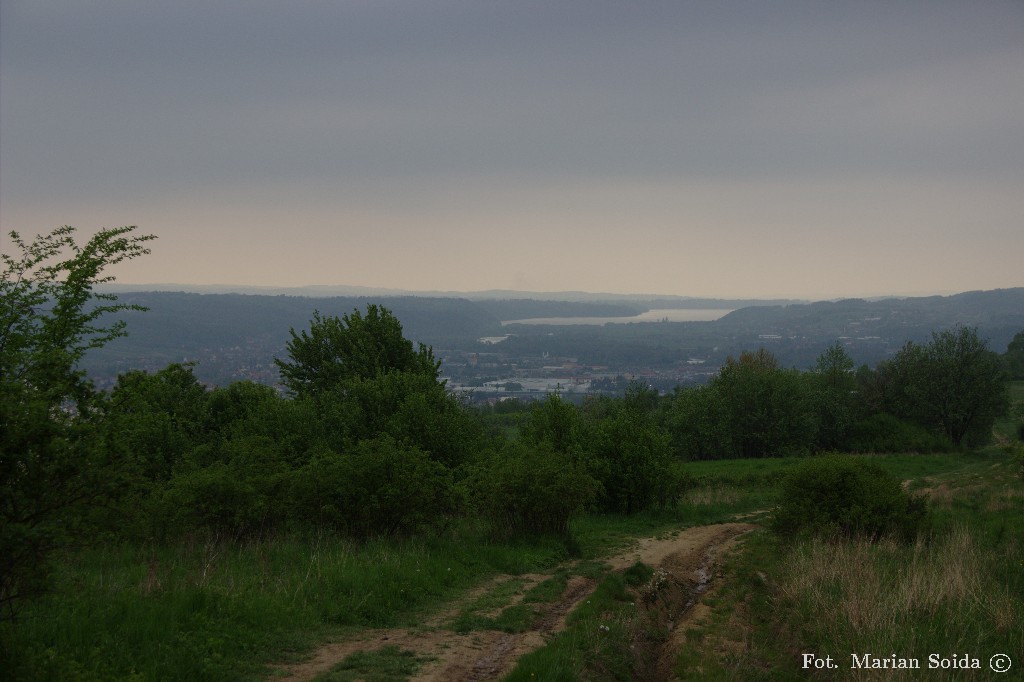 2 V 15:45: Widok na Myślenice i Zalew Dobczycki z zejścia z Plebańsiej Góry