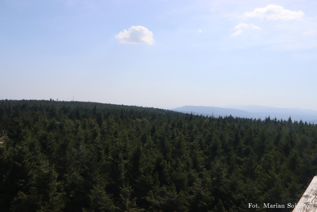 Widok na Stóg Izerski, Wysoką Kopę i odległe Karkonosze