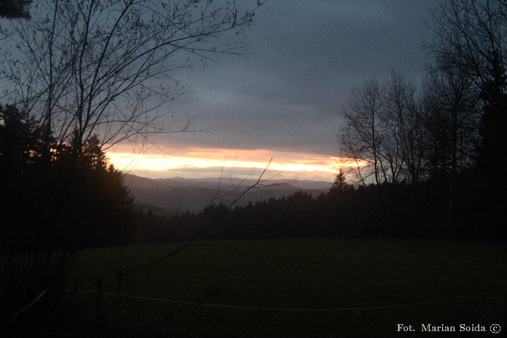 Zachód nad Gorcami spod Czarnego Działu