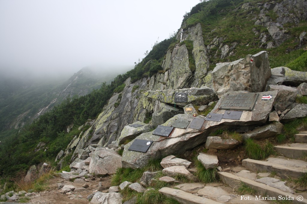 Symboliczny cmentarzyk w Dolinie Łomniczki