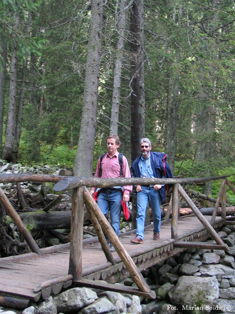 Detlef i Robert na mostku nad Potokiem Roztoka