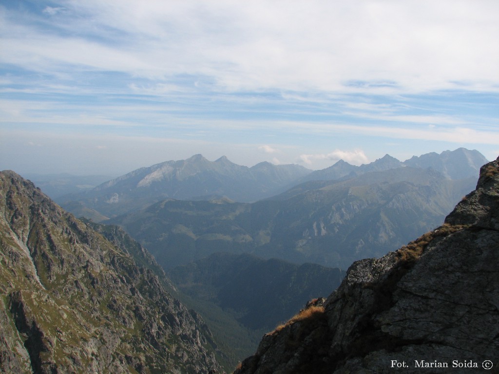 Dolina Roztoki i Bielskie Tatry z Przełączki nad Buczynową Dolinką