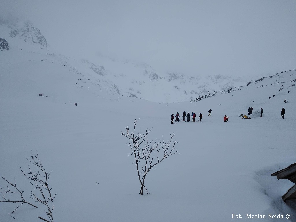 Nad Przednim Stawem liczne grupy wykonujące ćwiczenia w ramach Dni skiturowo-lawinowych