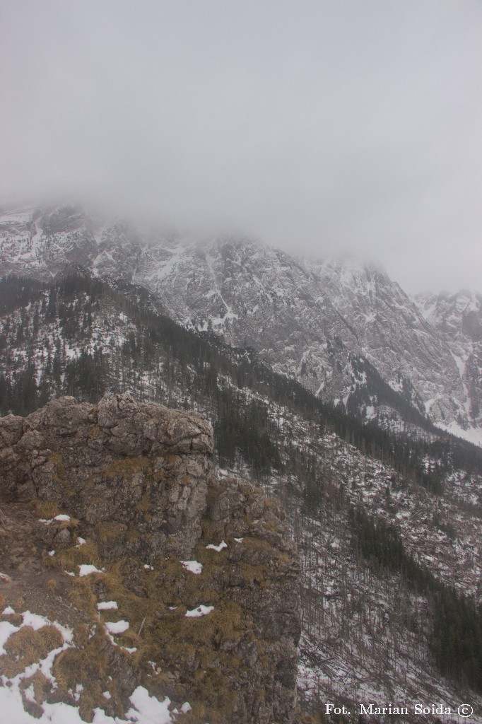 Widok z Sarniej Skały na Giewont