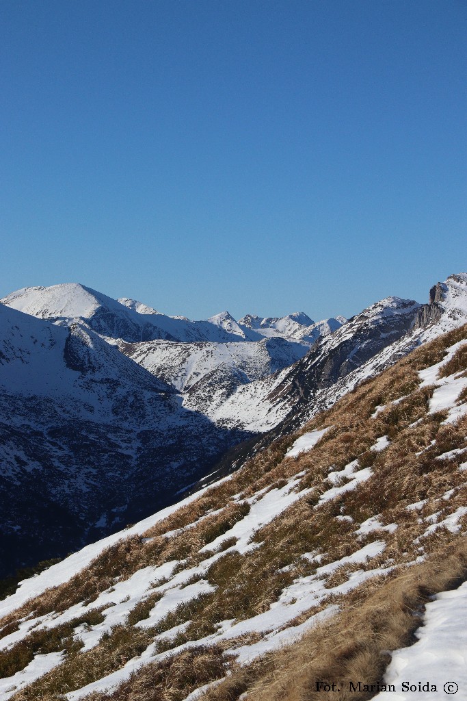 Zachodnie Tatry za Tomanową przełęczą spod Pośredniego Goryczkowego Wierchu