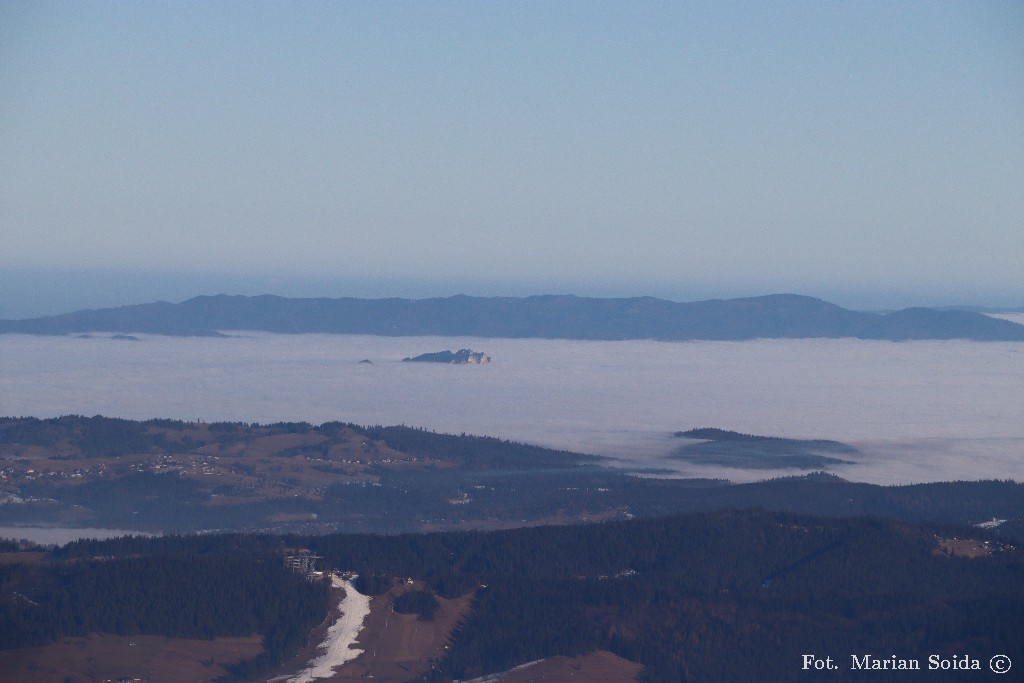Wyspa jedna a Korony Trzy, z tyłu Pasmo Radziejowej
