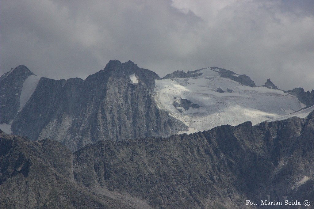 Zbliżenie na Cima Presanella i lodowiec pod Monte Gabbiolo