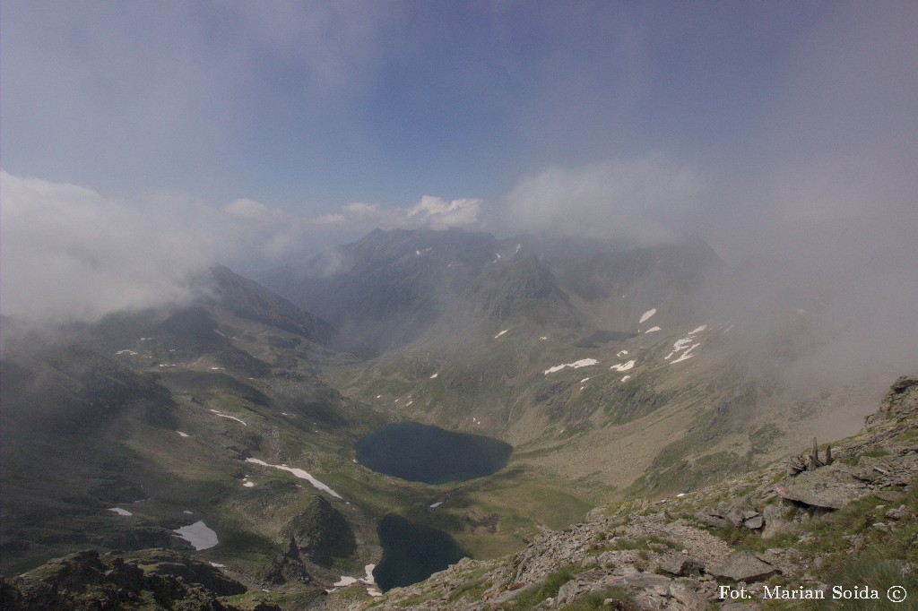 Widok z zejścia na Zwerfenbergsee (dalej) i Angersee (bliżej)