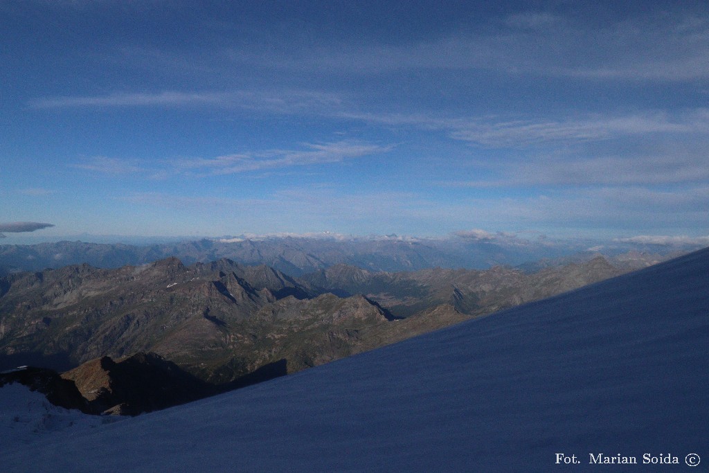 Gran Paradiso jeszcze w chmurnej kołderce