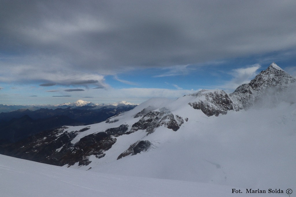 Daleko - Mont Blanc i Grand Combain, blisko - Lyskamm