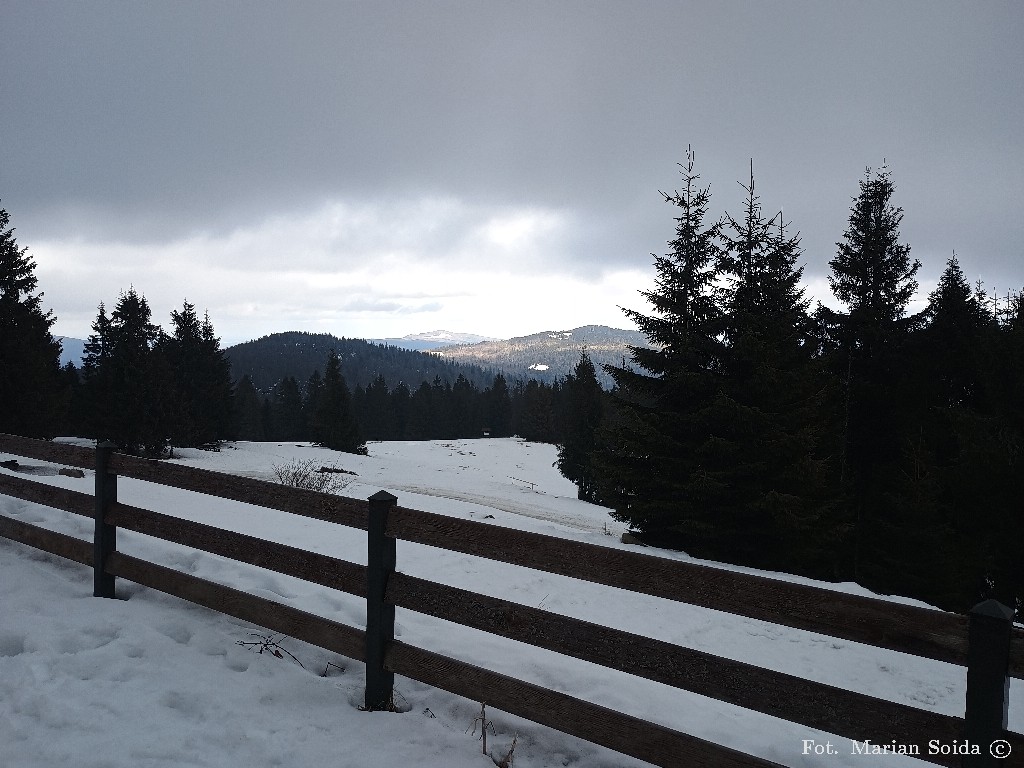 Widok spod schroniska na Mostownicę i Kudłoń