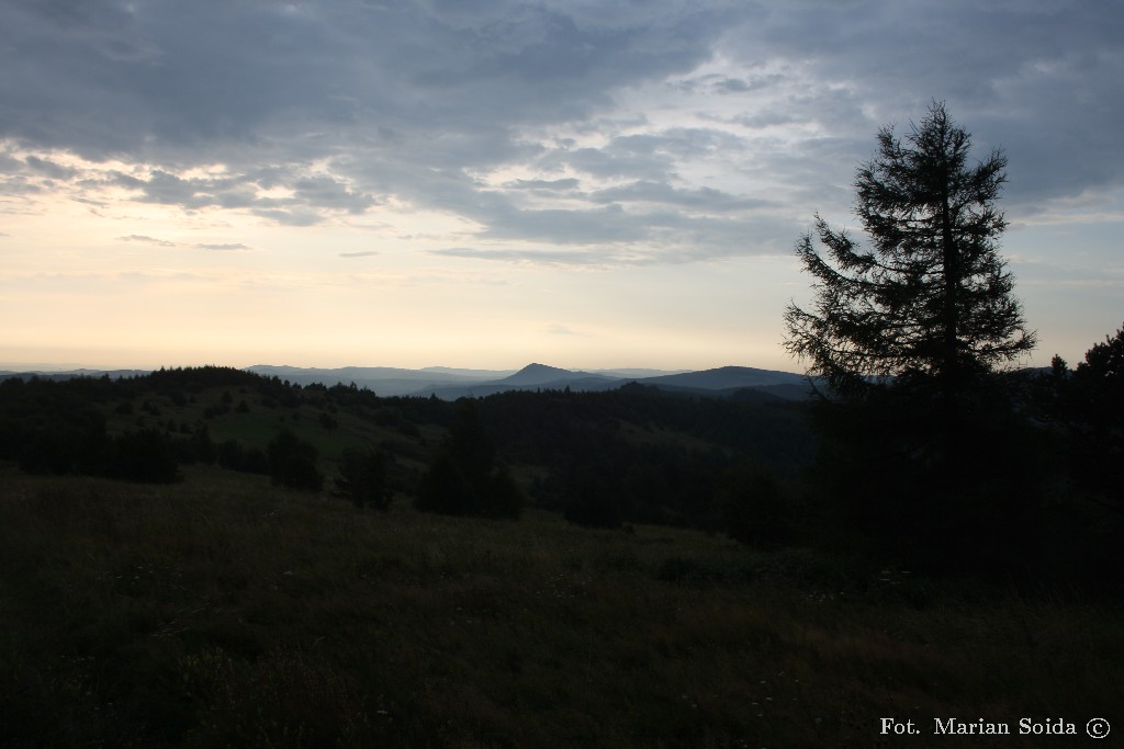 06:55 Widok z Łysej Góry na wschód - z tej strony Cergowa wygląda jakoś zupełnie inaczej